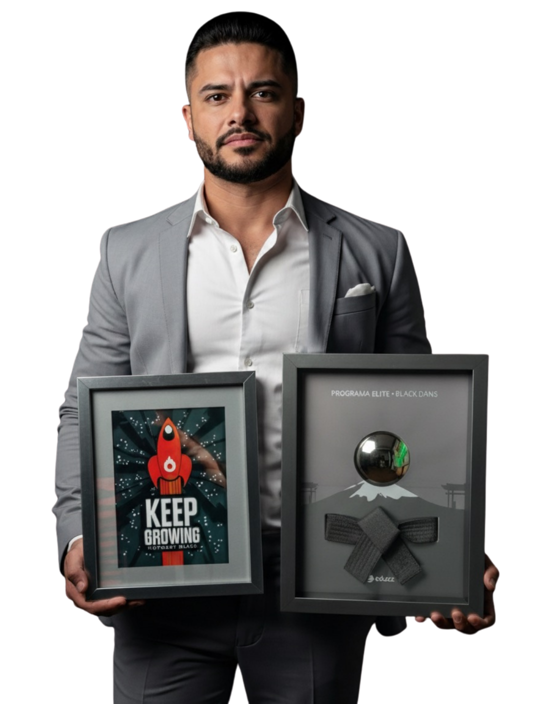 Daniel Toledo segurando placas de faturamento